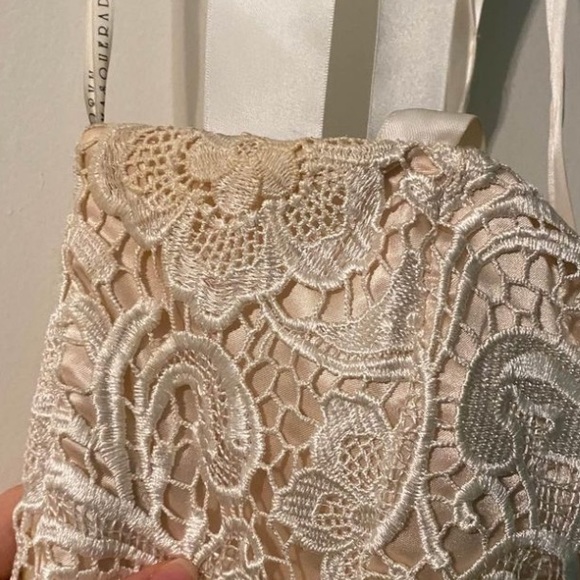 Women’s Gown - Picture 7 of 9